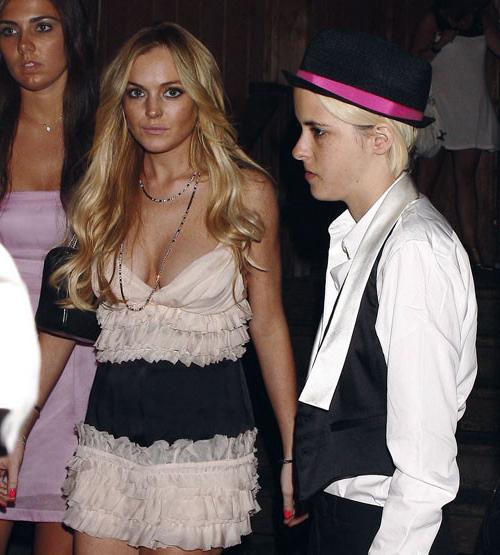16P Lindsay Lohan showing her big tits and nipple slip