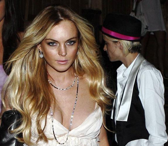 16P Lindsay Lohan showing her big tits and nipple slip