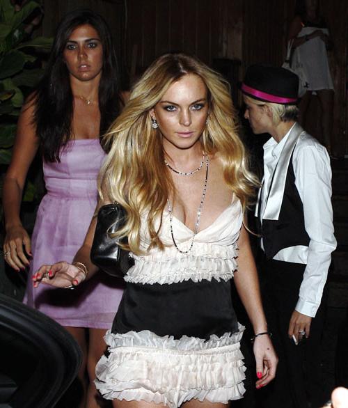 16P Lindsay Lohan showing her big tits and nipple slip