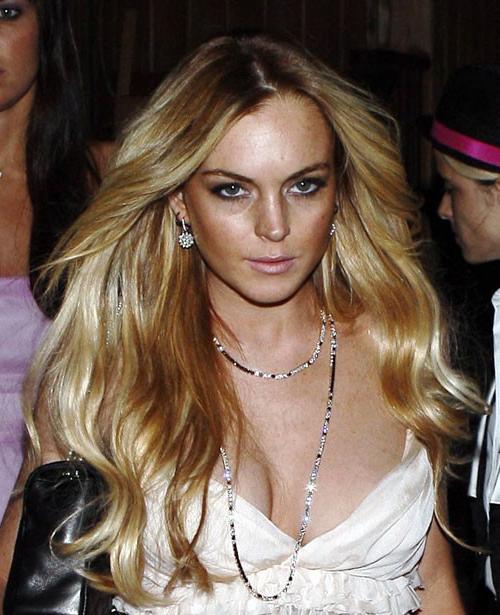 16P Lindsay Lohan showing her big tits and nipple slip