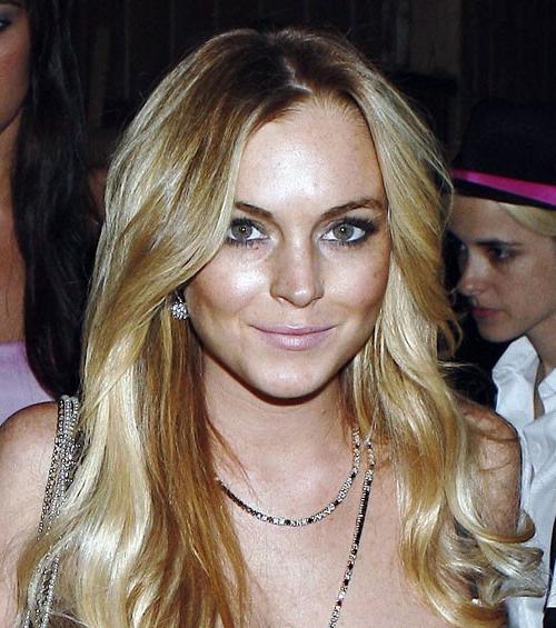 16P Lindsay Lohan showing her big tits and nipple slip