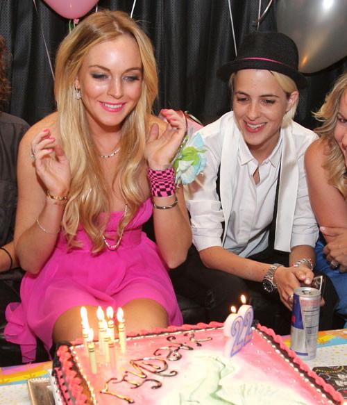 16P Lindsay Lohan exposing big tits and nipple slip