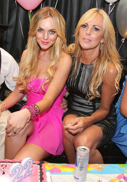 16P Lindsay Lohan exposing big tits and nipple slip