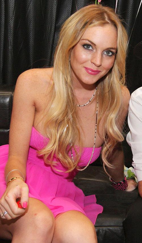 16P Lindsay Lohan exposing big tits and nipple slip