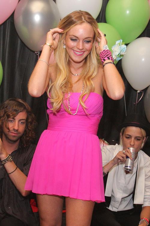 16P Lindsay Lohan exposing big tits and nipple slip