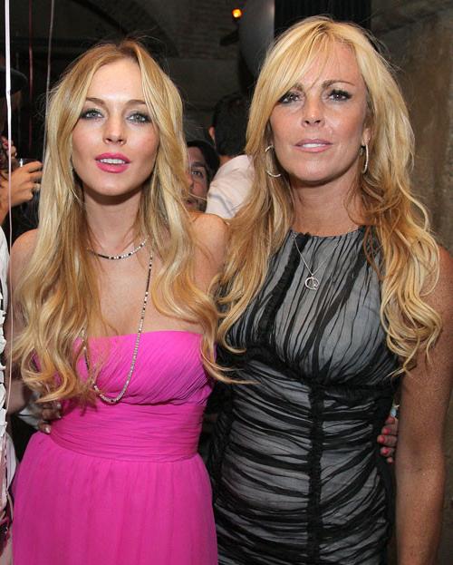 16P Lindsay Lohan exposing big tits and nipple slip