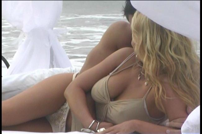 15P Famous hot blonde Jessica Simpson nipple slip and nice ass