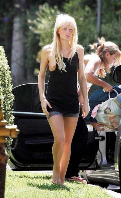15P Celeb Paris Hilton nude boobs nice nipple slip in public