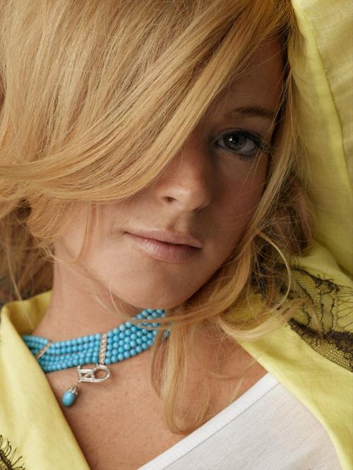 16P Lindsay Lohan showing her nice big tits and nipple slip