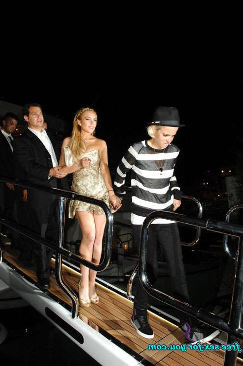 16P Lindsay Lohan showing her tits and nipple slip paparazzi picture