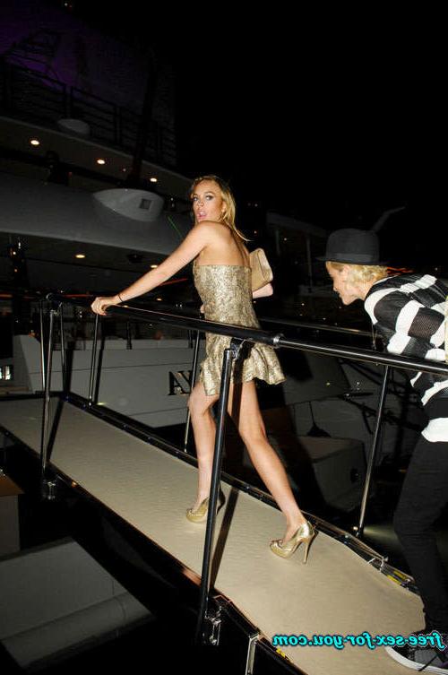 16P Lindsay Lohan showing her tits and nipple slip paparazzi picture
