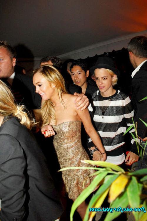 16P Lindsay Lohan showing her tits and nipple slip paparazzi picture