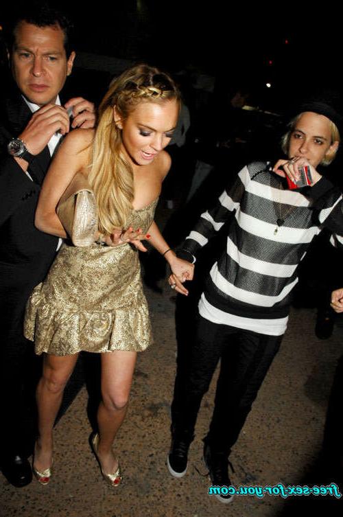 16P Lindsay Lohan showing her tits and nipple slip paparazzi picture
