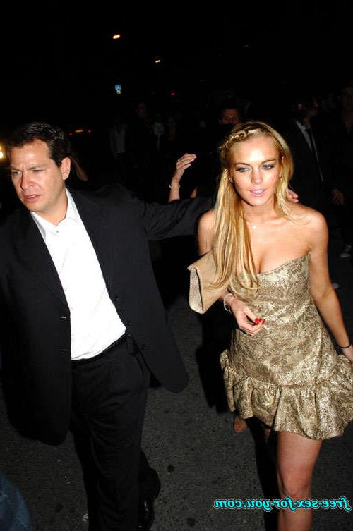 16P Lindsay Lohan showing her tits and nipple slip paparazzi picture