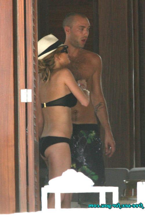 16P Lindsay Lohan showing her big tits and nipple slip