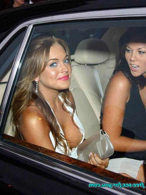 16P Lindsay Lohan showing her big tits and nipple slip