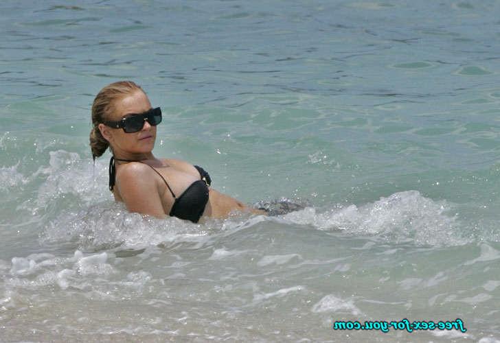 16P Lindsay Lohan showing her big tits and nipple slip