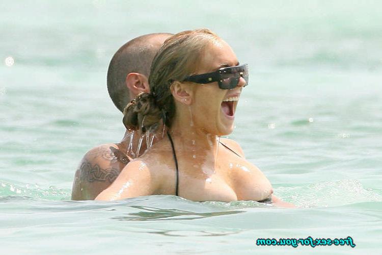 16P Lindsay Lohan showing her big tits and nipple slip