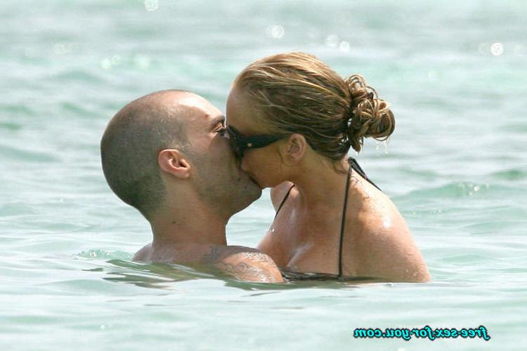 16P Lindsay Lohan showing her big tits and nipple slip