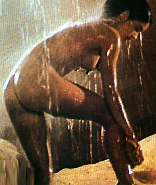 15P Phoebe Cates undress her panties in public and nude pics