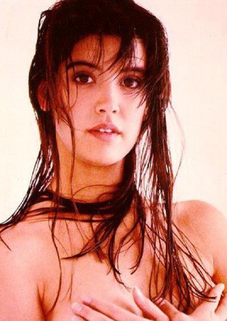 15P Phoebe Cates undress her panties in public and nude pics