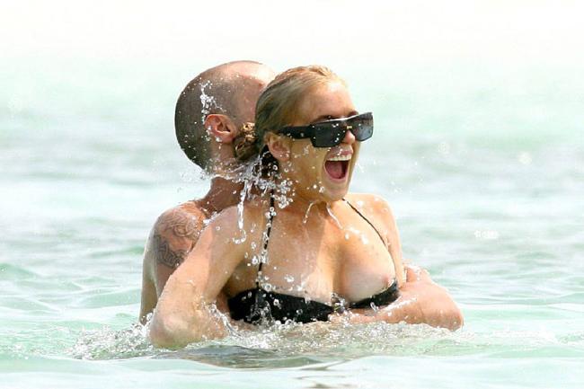 15P Celeb Lindsay Lohan nipple slip and hot nude boobs