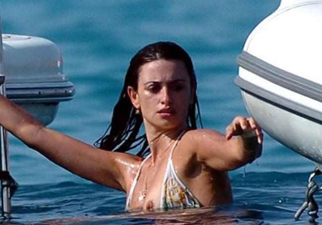 16P Penelope Cruz paparazzi nude boobs and nipple slip