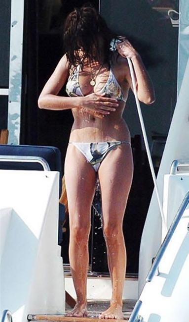 16P Penelope Cruz paparazzi nude boobs and nipple slip