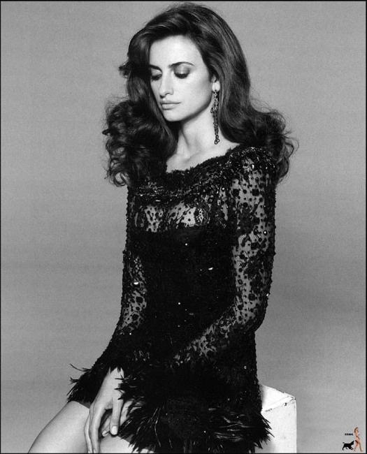 16P Penelope Cruz paparazzi nude boobs and nipple slip
