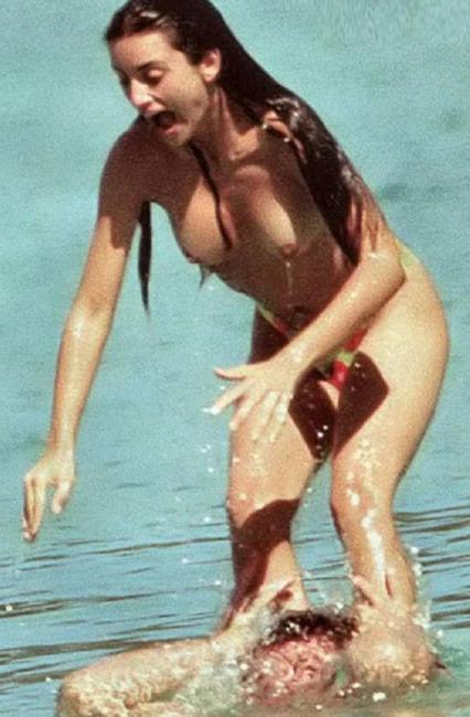 16P Penelope Cruz paparazzi nude boobs and nipple slip