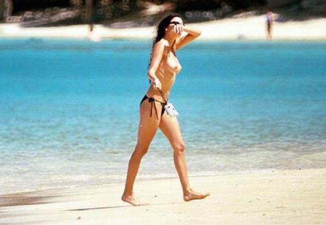 16P Penelope Cruz paparazzi nude boobs and nipple slip
