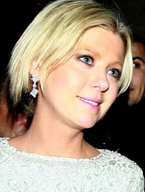 15P Celeb Tara Reid upskirt in public and sexy thongs