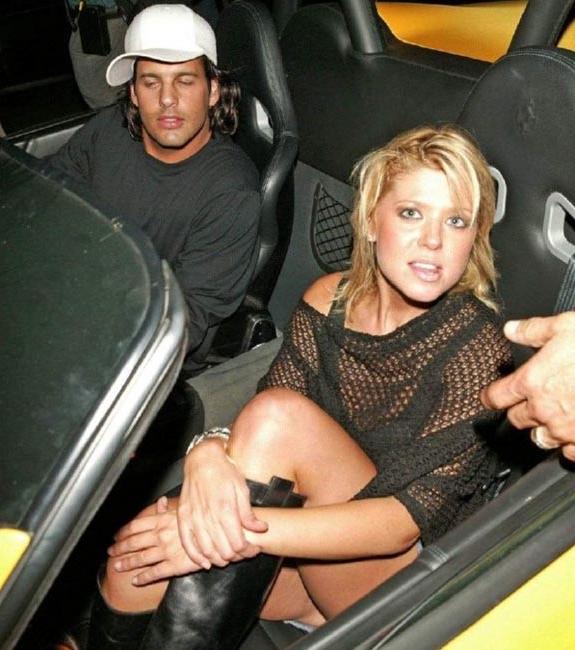 15P Celeb Tara Reid upskirt in public and sexy thongs