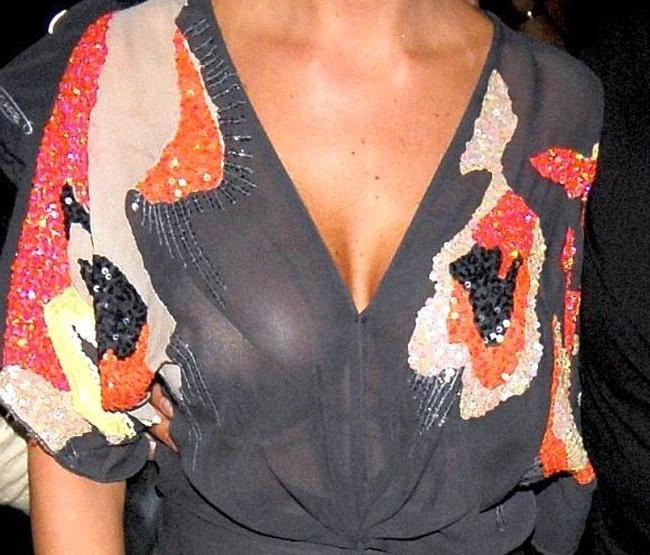 15P Celeb Tara Reid upskirt in public and sexy thongs