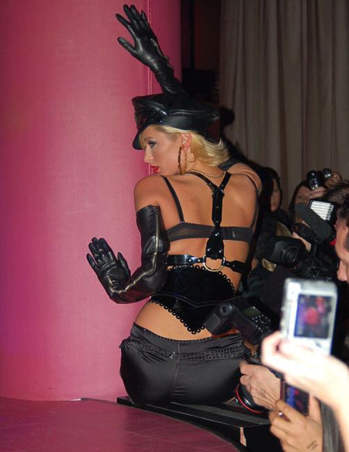 15P Paris Hilton guy licking her pussy and nipple slip in public