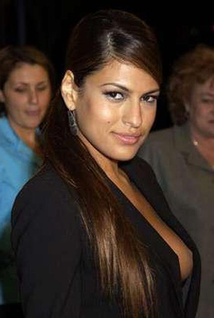 16P Killer hot celeb Eva Mendes nipple slip in public