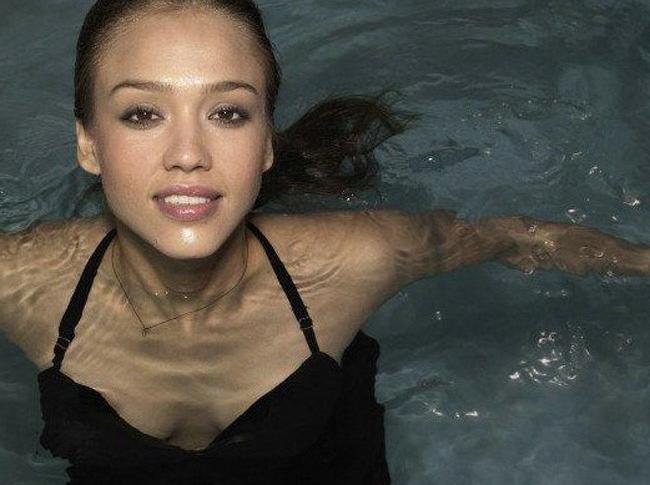16P Jessica Alba nice nipples and hot ass in public