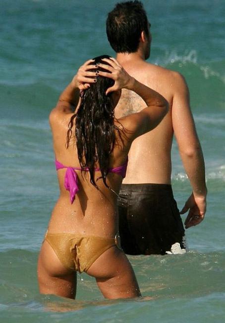 16P Jessica Alba nice nipples and hot ass in public