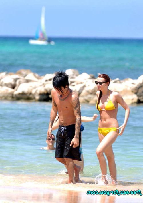 16P Ashlee Simpson nipple slip and bikini posing for paparazzi