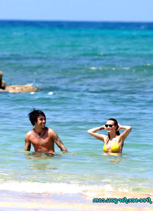 16P Ashlee Simpson nipple slip and bikini posing for paparazzi