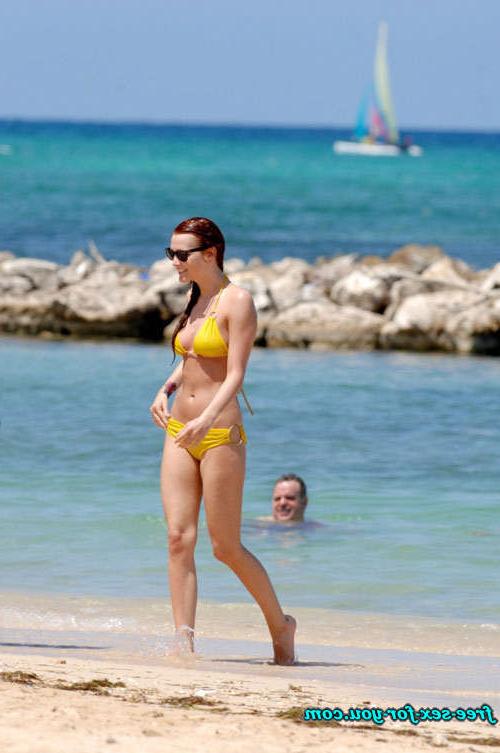 16P Ashlee Simpson nipple slip and bikini posing for paparazzi