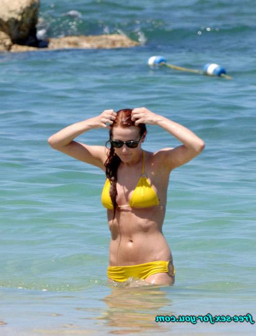 16P Ashlee Simpson nipple slip and bikini posing for paparazzi