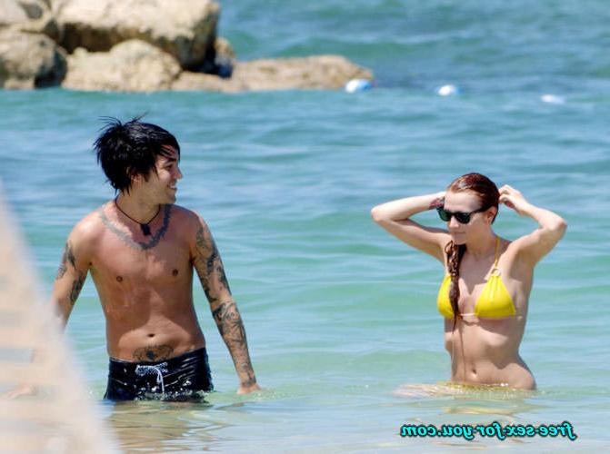 16P Ashlee Simpson nipple slip and bikini posing for paparazzi