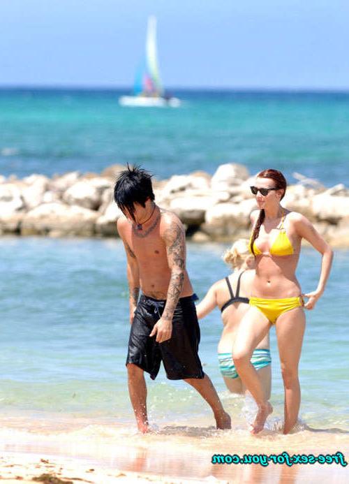16P Ashlee Simpson nipple slip and bikini posing for paparazzi