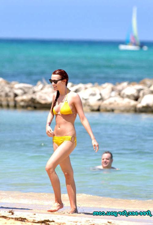 16P Ashlee Simpson nipple slip and bikini posing for paparazzi