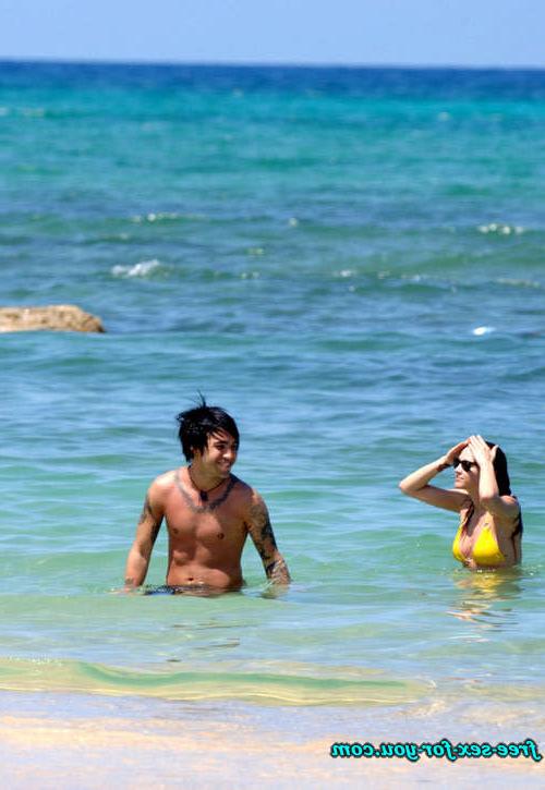 16P Ashlee Simpson nipple slip and bikini posing for paparazzi
