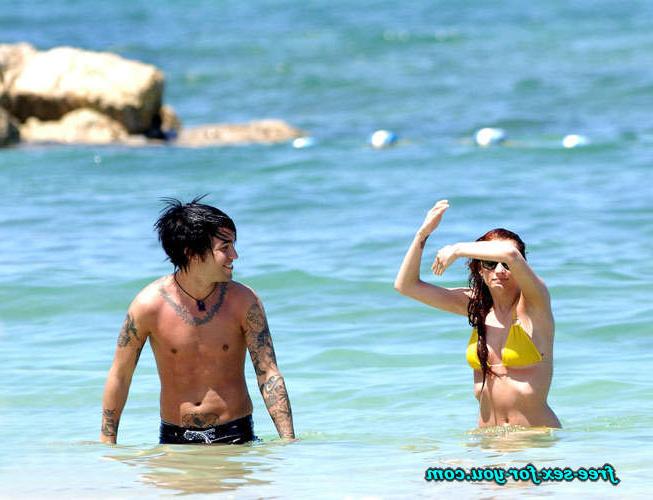 16P Ashlee Simpson nipple slip and bikini posing for paparazzi