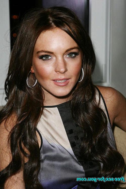 16P Lindsay Lohan showing her tits and nipple slip
