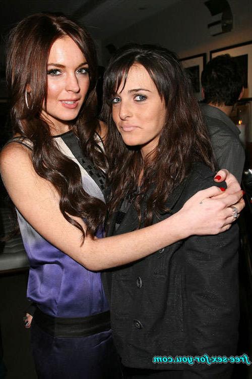 16P Lindsay Lohan showing her tits and nipple slip