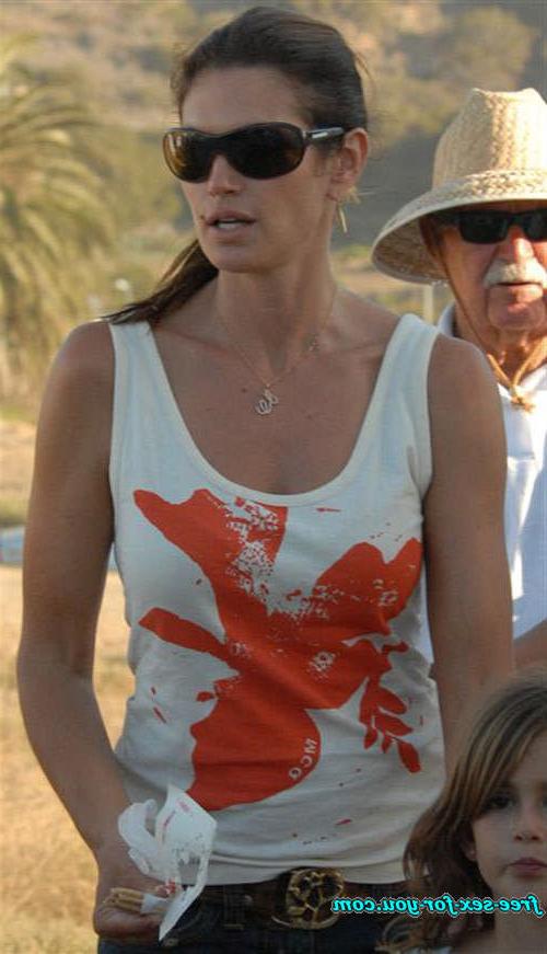 16P Cindy Crawford showing her nice small tits and big cleavage pics